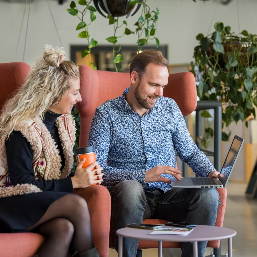 Kantoor Eindhoven collega laptop